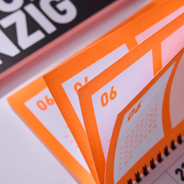 Neonorangener Tischkalender 2026