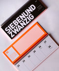 Tischkalender 2027 in Neonorange von FOX&POET, aufgestellt