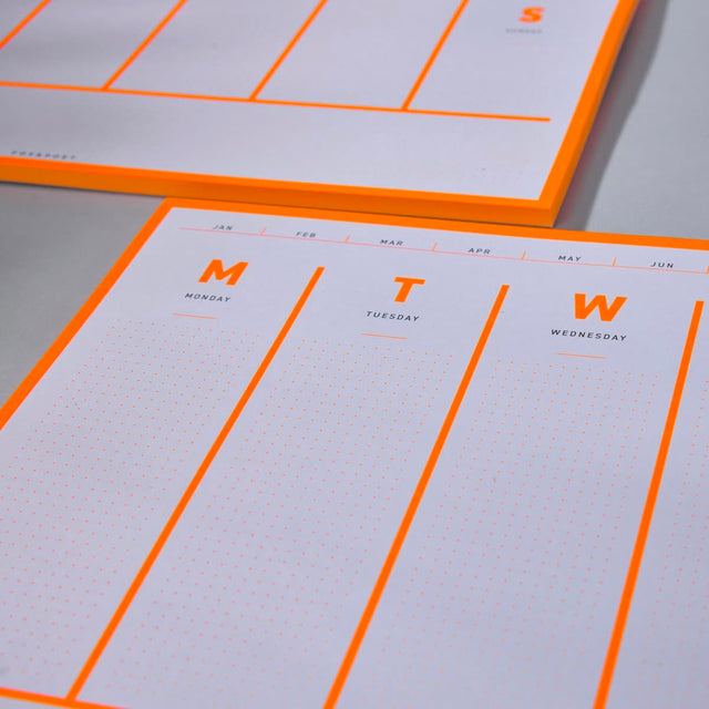 Wochenplaner in Neonorange von FOX&POET, DIN A4 Abreißblock