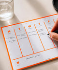 Wochenplaner in Neonorange von FOX&POET, DIN A4 Abreißblock