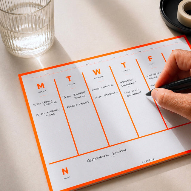 Wochenplaner in Neonorange von FOX&POET, DIN A4 Abreißblock
