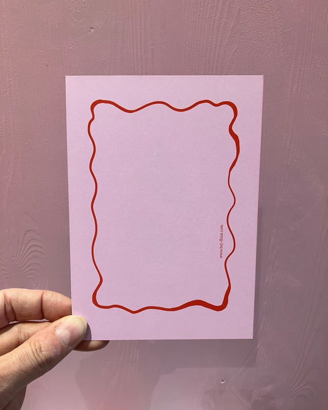 Rückseite der Postkarte „Freshe Weihnachten“ von hej ibiza: Rosa mit rotem Wellenrahmen als Schreibfläche