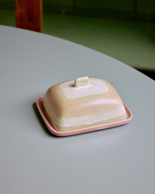 Butterdose SKYLINE geschlossen auf einem hellblauen Tisch vor grüner Wand
