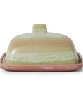 Butterdose SKYLINE von HKliving geschlossen von vorn, Deckel in Sandbeige und Olivgrün auf rosa Platte