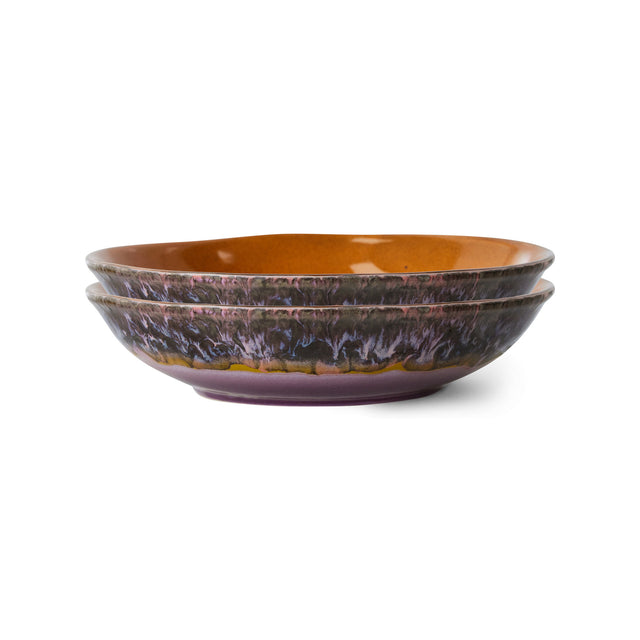 Zwei gestapelte Curry Bowls DAYBREAK von HKliving, innen orange glasiert, außen dunkel gesprenkelt mit rosa und blauen Läufern
