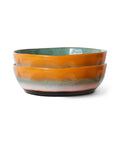 Zwei gestapelte Pasta Bowls GOLDEN HOUR von HKliving, außen orange mit weiß auslaufendem Fuß, innen graugrün
