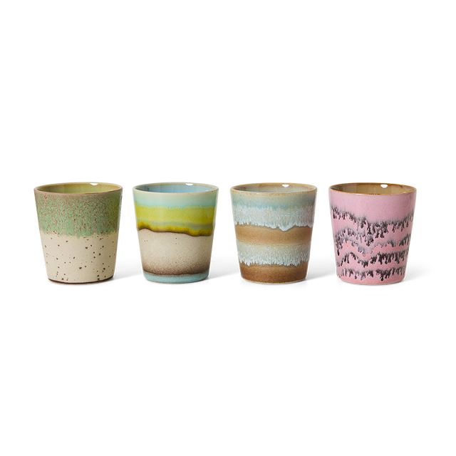 Vier Kaffeebecher POP ART von HKliving nebeneinander: slush, glint, skyline und bubble