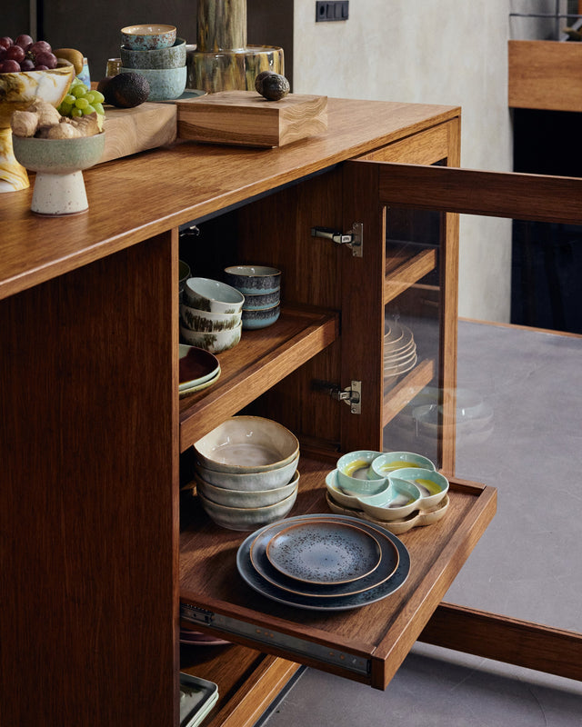 Sideboard mit geöffneten Auszügen, darauf der Dessertteller MINERAL und weiteres 70s-Ceramics-Geschirr