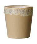 Kaffeebecher GROUNDING in moss: Sandbeige mit hellem, gesprenkeltem Rand oben