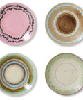 Vier Untertassen DOODLE von HKliving nebeneinander, vier verschiedene Glasuren in Rosa, Beige, Türkis-Oliv und Grün