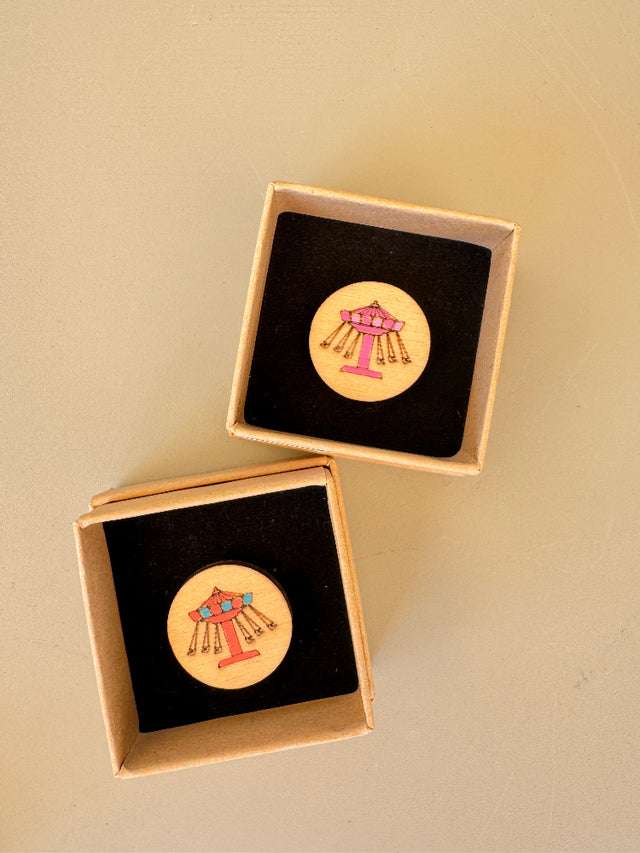 Anstecker KETTENKARUSSELL aus handbemaltem Holz