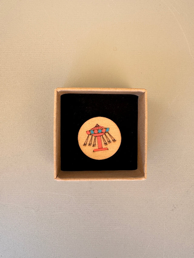 Anstecker KETTENKARUSSELL aus handbemaltem Holz