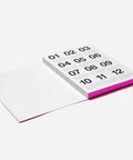 Pinker Basic Planner 2027 schräg aufgeschlagen, Jahresübersicht und pinker Farbschnitt an der Seitenkante
