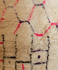 Nahaufnahme des hochflorigen Gewebes, die einzelnen Wollfäden in Weiß, Pink und Violett sind gut zu erkennen.