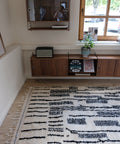 Azilal BLACK BOXES von der Schmalseite aus gesehen, dahinter ein Sideboard aus Holz