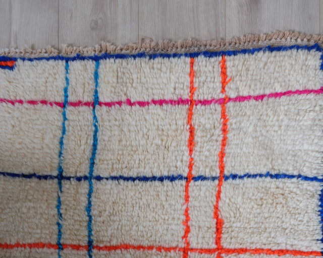 Detail: Gitterlinien in Pink, Hellblau, Royalblau und Neonorange