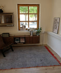 Azilal GREY RED von der Schmalseite aus gesehen, dahinter ein Fenster und ein Sideboard aus Holz
