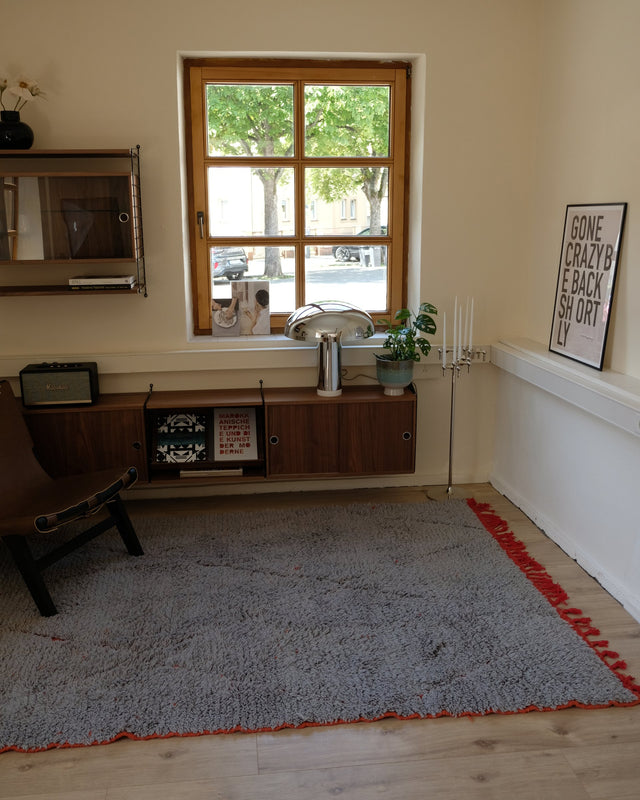 Azilal GREY RED von der Schmalseite aus gesehen, dahinter ein Fenster und ein Sideboard aus Holz