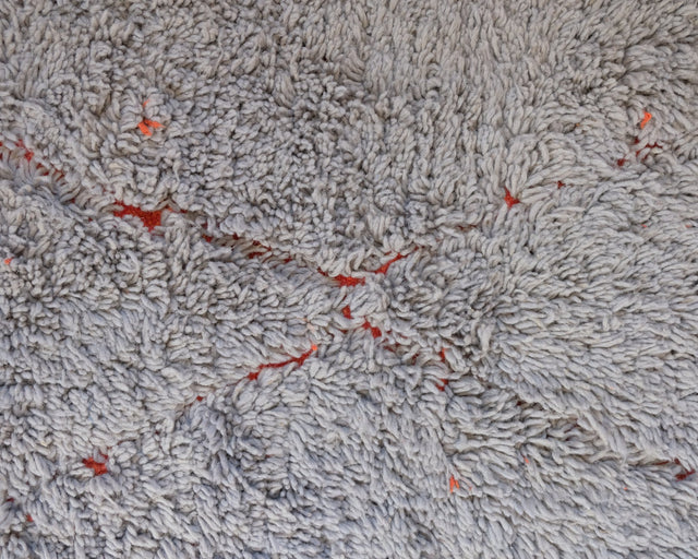 Detail: feine rote Linien im dichten hellgrauen Flor