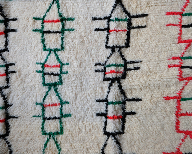 Detail: kleine Häuser mit spitzem Dach, grün, schwarz und rot umrandet