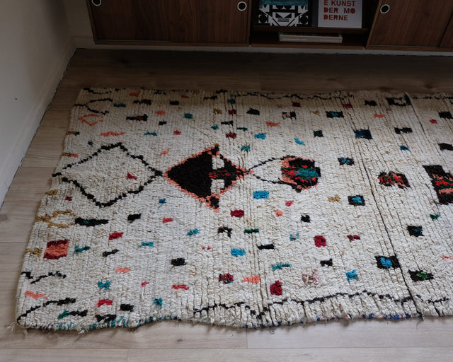Berberteppich LONG DRIPPING DOTS 1,25 x 2,65 m: altweißer Flor mit bunten Tupfen und dunklen Motiven