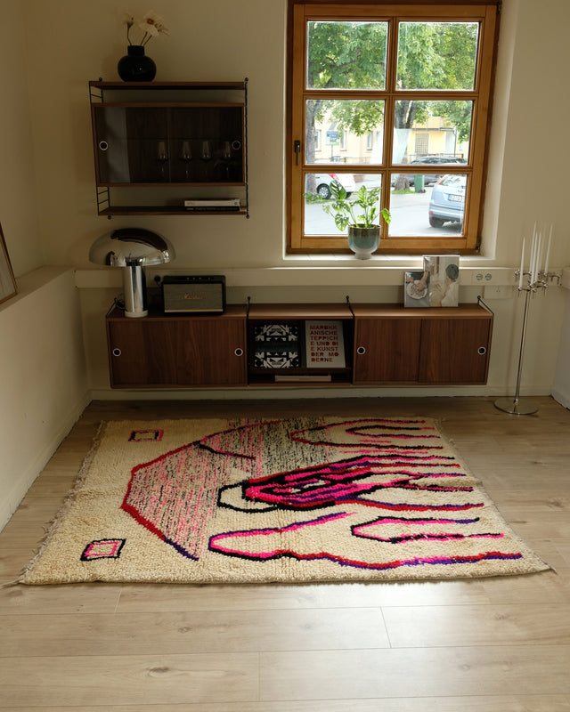 Azilal RED PINK von der Schmalseite aus gesehen, dahinter ein Fenster und ein Sideboard aus Holz