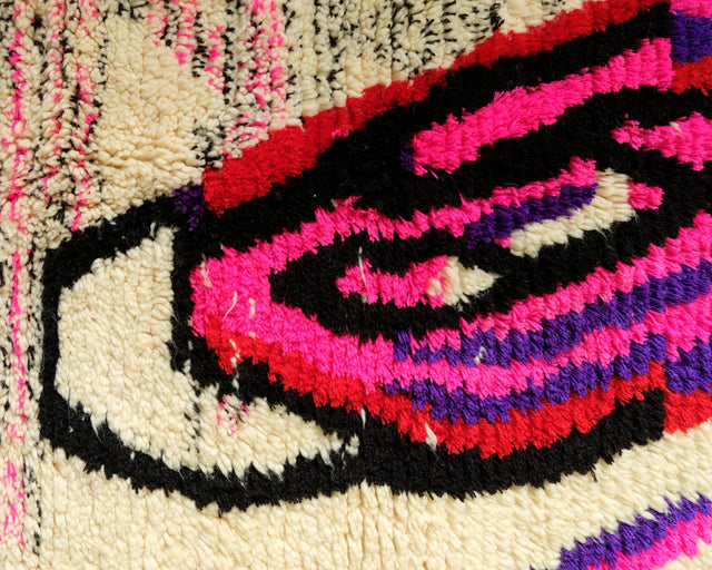 Detail: verschlungene Form in Neonpink, Rot, Lila und Schwarz