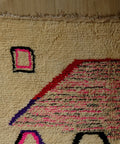 Teppichecke mit kleinem Quadrat und einem Trapez aus feinen rosafarbenen und dunklen Strichen