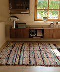 Boucherouite 1,56 x 1,93 m im Raum vor einem Sideboard aus Holz