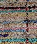 Detail: Bänder aus Stoffresten in Rosa, Hellblau, Türkis und Gelb