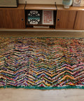 Boujad STRIPE ME CRAZY 1,25 x 2,34 m im Raum: bunte Zickzackstreifen mit türkisfarbener Kante