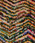 Detail: Zickzackstreifen in Grün, Gelb, Pink, Lila, Schwarz und Cremeweiß