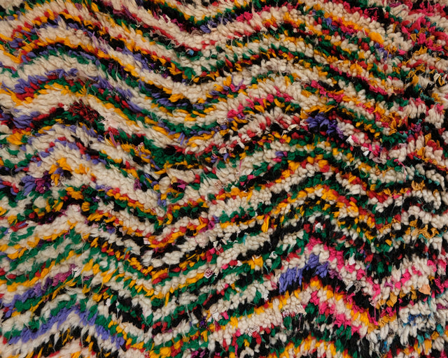 Detail: Zickzackstreifen in Grün, Gelb, Pink, Lila, Schwarz und Cremeweiß