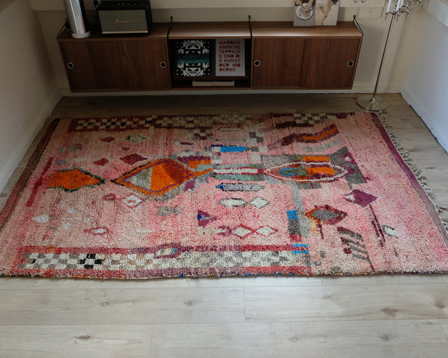 Vintage-Boujad 1,53 x 2,60 m im Raum: verwaschenes Rosé mit orangen Rauten und Schachbrettborte