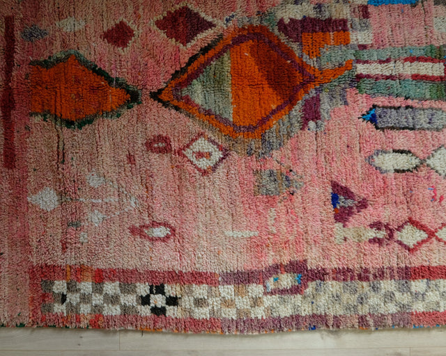 Detail: orange Rauten und kleine Motive in Weiß und Weinrot, unten die Schachbrettborte