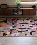 Vintage-Boujad SHAPES ON VIOLET 1,60 x 2,42 m im Raum: Formen in Orange, Schwarz und Cremeweiß auf Lila