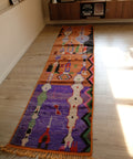 Vintage-Läufer PATTERN 0,82 x 3,36 m im Raum: eine Hälfte Orange, eine Hälfte Lila, mit bunten Figuren
