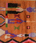 Detail: Raute, Sterne und Figuren in Lila, Grün, Pink und Schwarz auf Orange