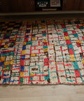Vintage-Azilal-Teppich 1,65 x 2,90 m von oben: Gittermuster in Rot, Türkis, Blau, Gelb und Braun auf Naturweiß