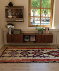 Vintage-Azilal-Teppich in Weiß, Rot und Lila vor einem Sideboard aus Nussbaum, Raum mit Fenster