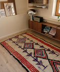 Vintage-Azilal von schräg oben: Rautenreihe zwischen lila Pfeilen und roten Streifen am Rand