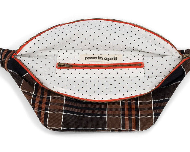 Geöffnete Bauchtasche BUM BAG in Black Tartan mit gepunktetem Futter und kleinem Reißverschlussfach