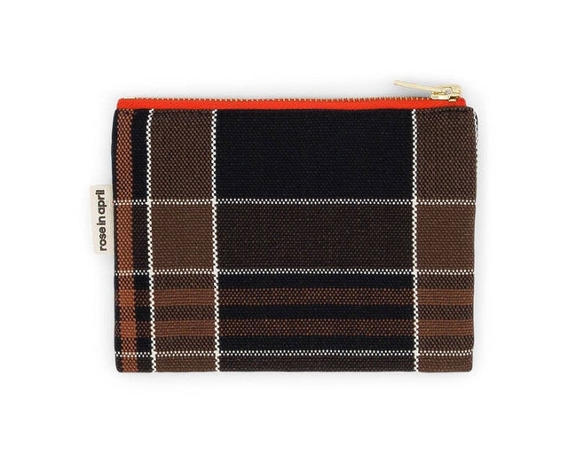 Geldbeutel MARIE von Rose in April im Tartan-Karo in Braun und Schwarz mit weißen Linien und rotem Reißverschluss