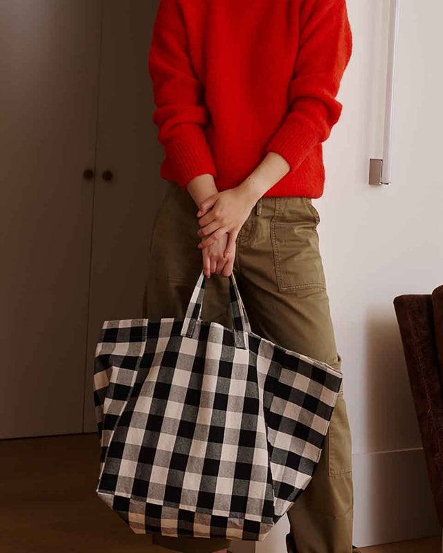 Frau im roten Pullover hält die Tote Bag ELISA in Big Vichy Greige an den Henkeln