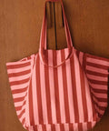 Tote Bag ELISA in Brick/Pink an einem Haken vor einer Holzwand