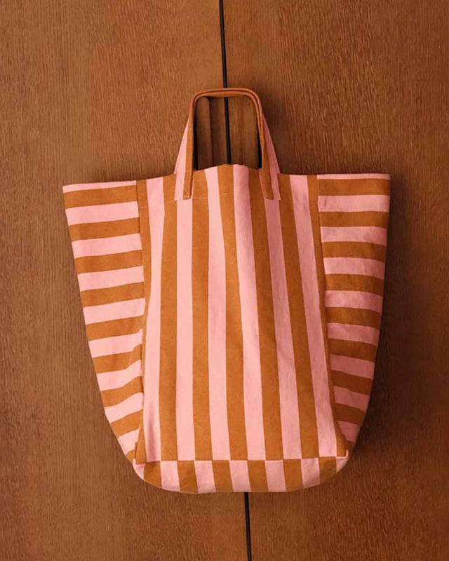 Tote Bag ELISABETH von Rose in April mit breiten Streifen in Rosa und Karamell vor einer Holzwand