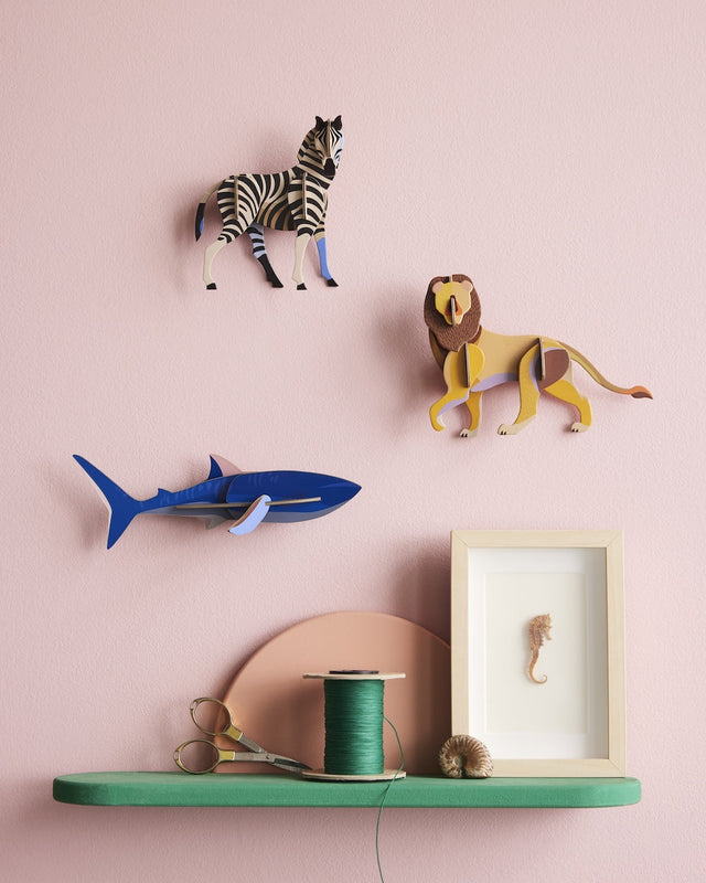 Bunte Wanddeko SHARK | Cooler Hai aus Karton für die Wand