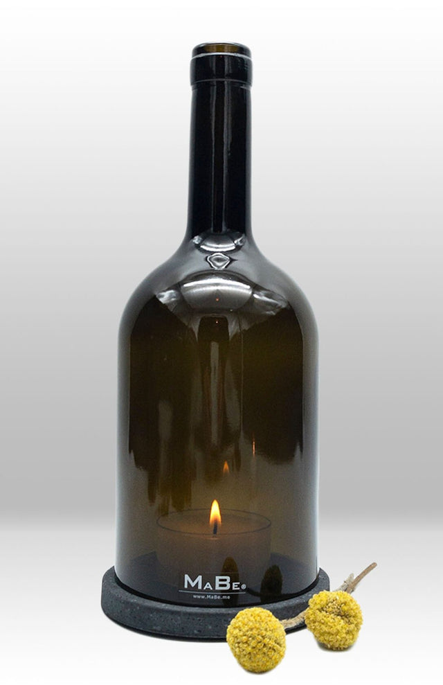 Windlicht aus recycelter Weinflasche mit Beton-Untersetzer | Olivgrün | 24 cm