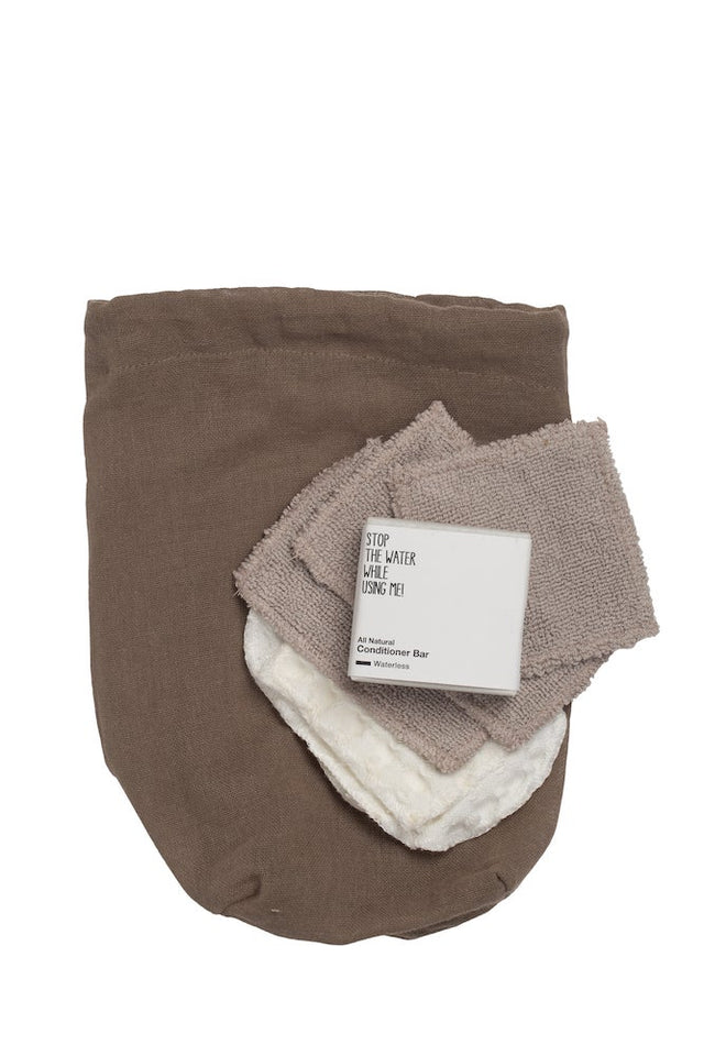 Kleinster Stoffbeutel aus 100% Bio-Baumwolle, waschbar und für alle möglichen Zwecke verwendbar. Hier mit einem Stück fester Seife und wiederverwendbaren Waschlappen.