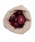 Stoffbeutel aus 100% Bio-Baumwolle in der Farbe Stone, gefüllt mit roten Zwiebeln. 